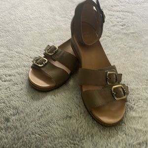 Dansko’s sandals size 39 tan in color gentle worn!!!